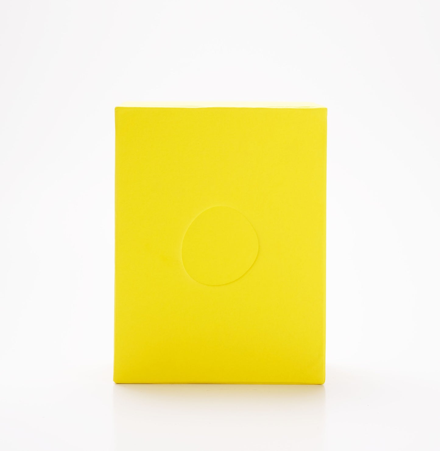 Foto de la caja cerrada para regalo de Pastis de México. La caja es color amarillo sobre un fondo blanco.