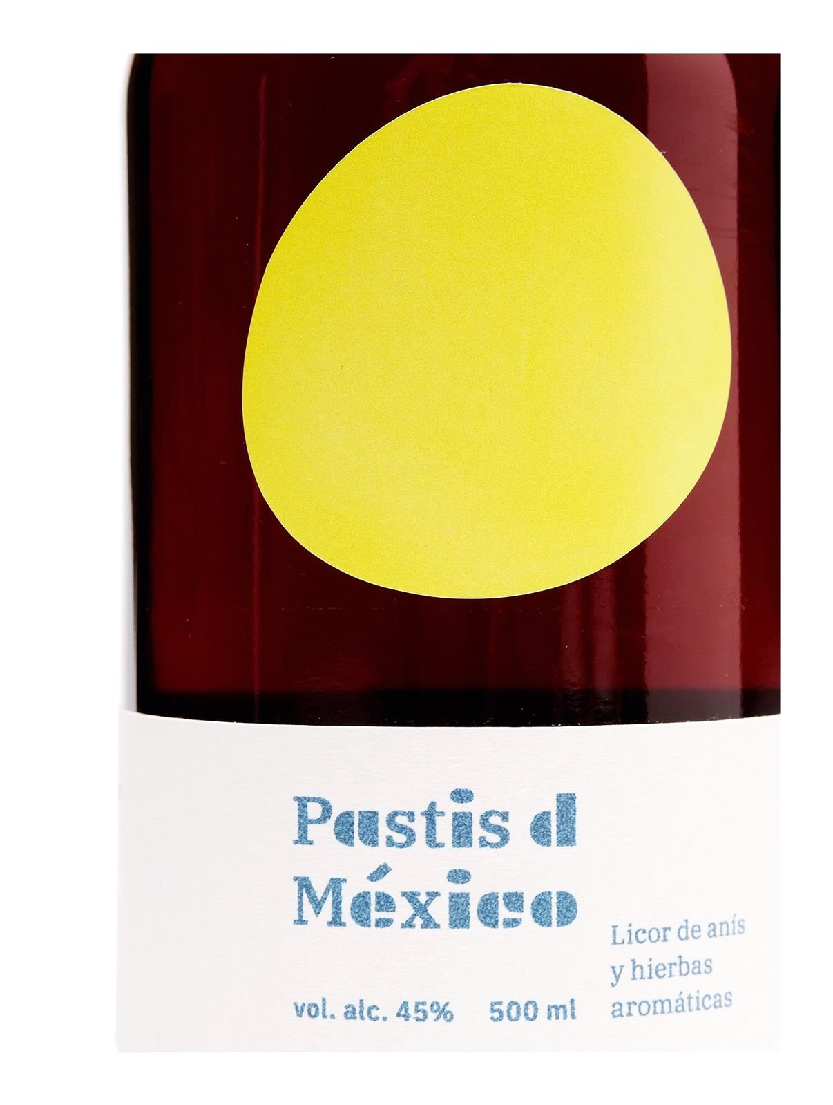 Foto a la mitad de la botella del licor Pastis de México