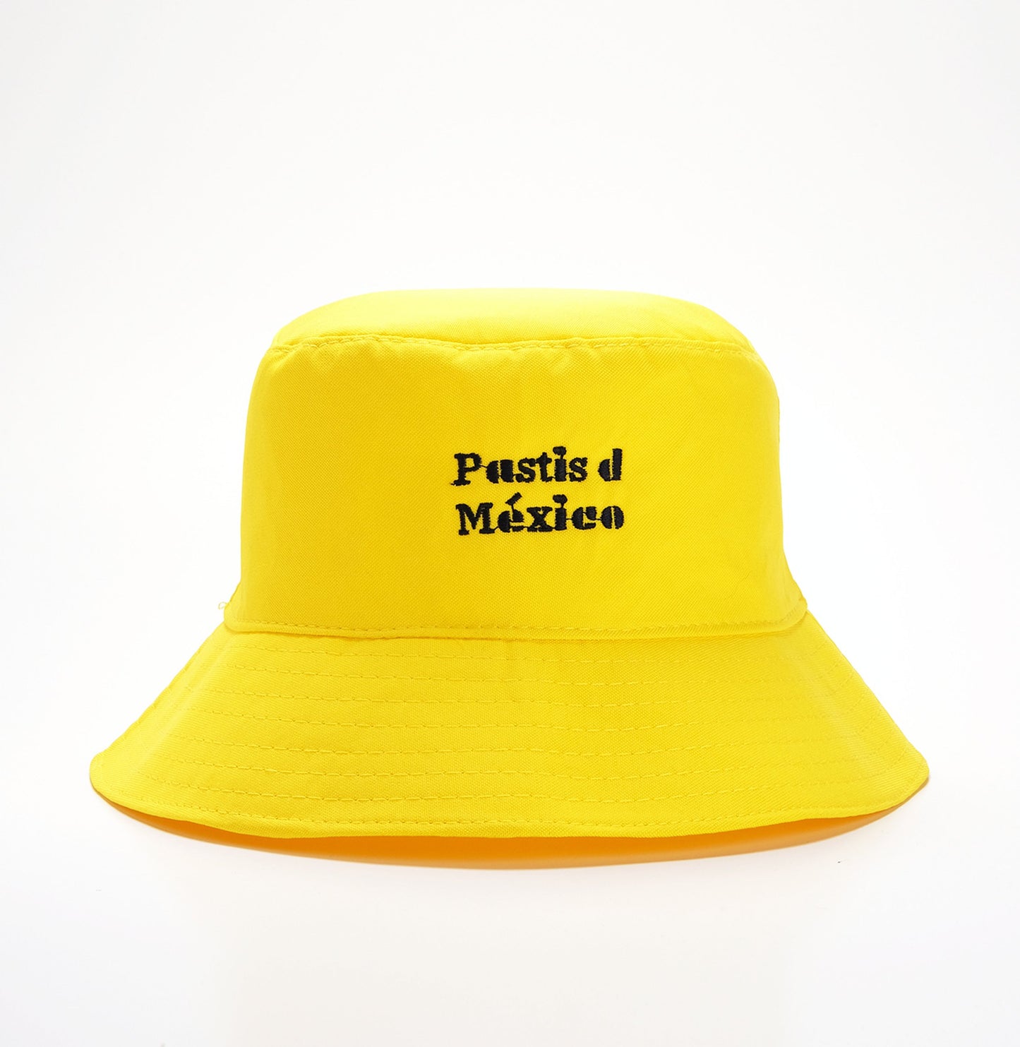 Gorro amarillo con letras de Pastis de México en color negro