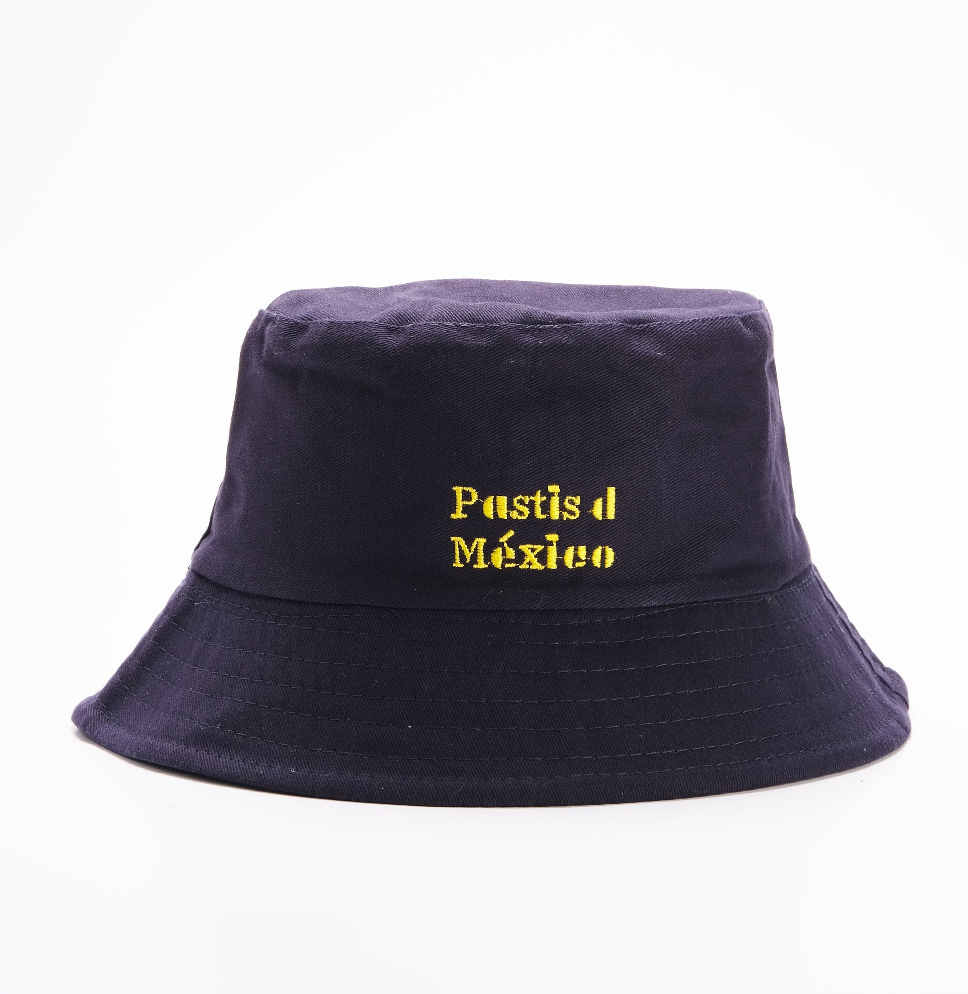 Gorro azul con letras de Pastis de México bordadas en color amarillo